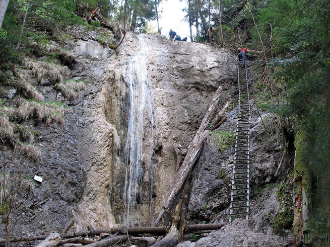 Dúhový vodopád czyli Wodospad Tęczowy. Wysokość 8,5m choć na zdjęciu wygląda ...