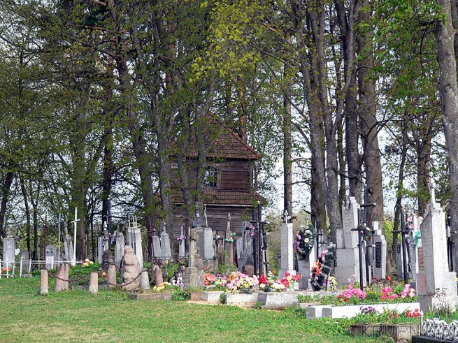 Przykościelny cmentarzyk z stara drewnianą kaplicą