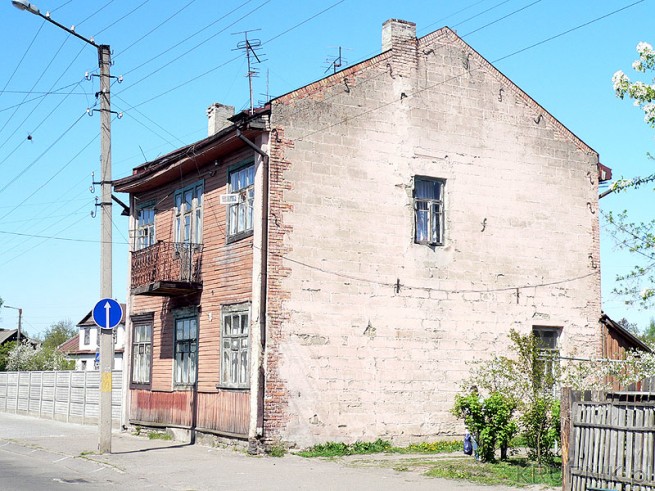 Charakterystyczne dawne budynki w Pińsku- drewniany domek w którym jedna z ścian ...