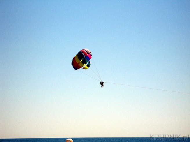 Lot na spadochronie na plaży nad morzem w Bułgarii. Cena - 20 euro za osobę lub ...