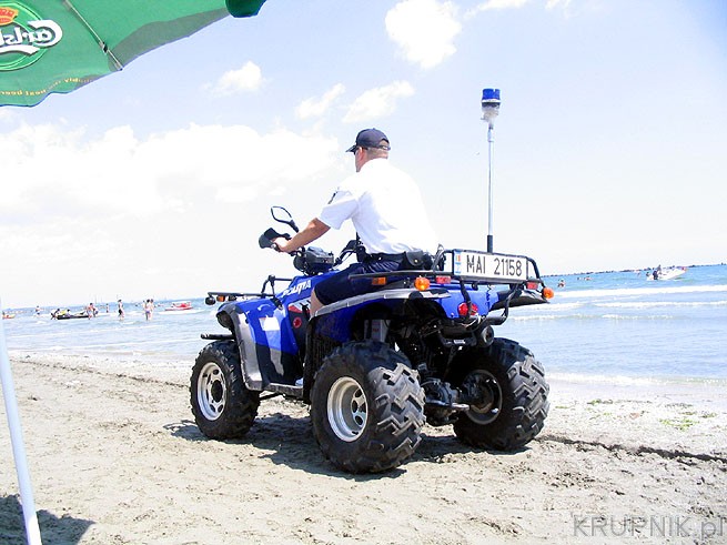 Quady na plaży - Mamaia. To jest motocykl 4kołowy należący do lokalnej Policji