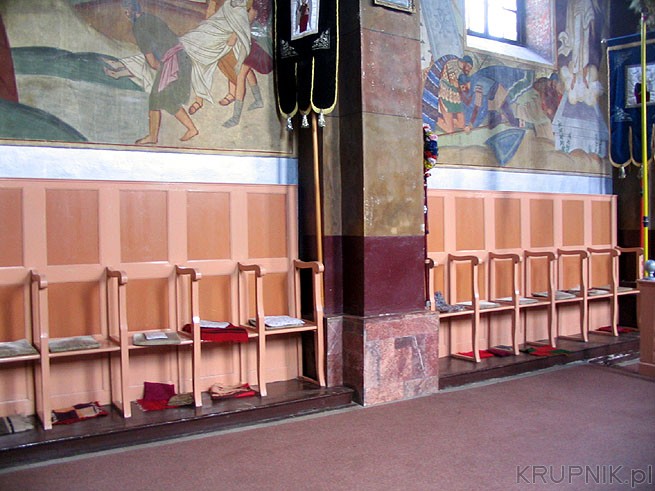 Wnętrze cerkwi i krzesła dla wiernych. Pierwsze widzę podobne ustawienie