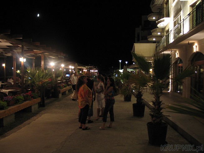 Wieczorem przy samym morzu u gdzie są Hotele i restauracje, stojacy kelnerzy zapraszają ...