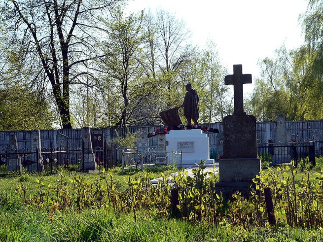 W wielu miejscach pomniki katolickie ustąpiły miejsce pomnikom radzieckim