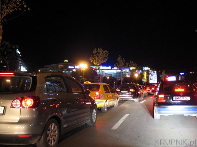 Bukareszt - duże miasto i specyficzny ruch wielkomiejski. Kierowcy mocno się wypychają. ...