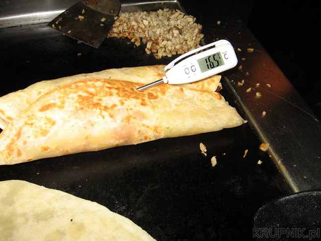 Buritos w trakcie podgrzewania. temperatura jest mierzona online. Blat do burritos ...