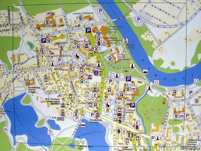 Mapka Druskiennik. Zaznaczone są hotele, rzeka Niemen i jeziorka