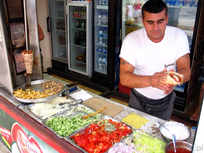 Kebab bułgarski jest specyficzny bo zawiera dużo warzyw, ogólnie kupno kebaba ...