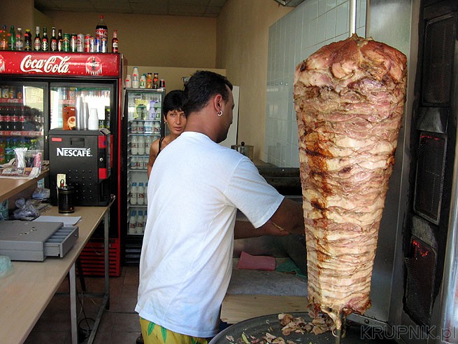 Kebab - 3-5PLN w zależności od wielkości. Bardzo smaczny kebab u tego gościa ...