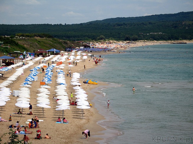 Plaża i morze w Priomorsko. Plaża z parasolkami