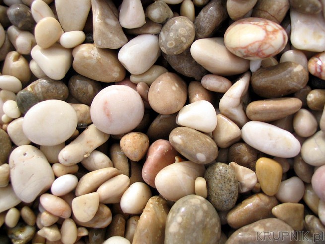 Kamienie na plaży - warto przywieźć kilka do domu na pamiątkę