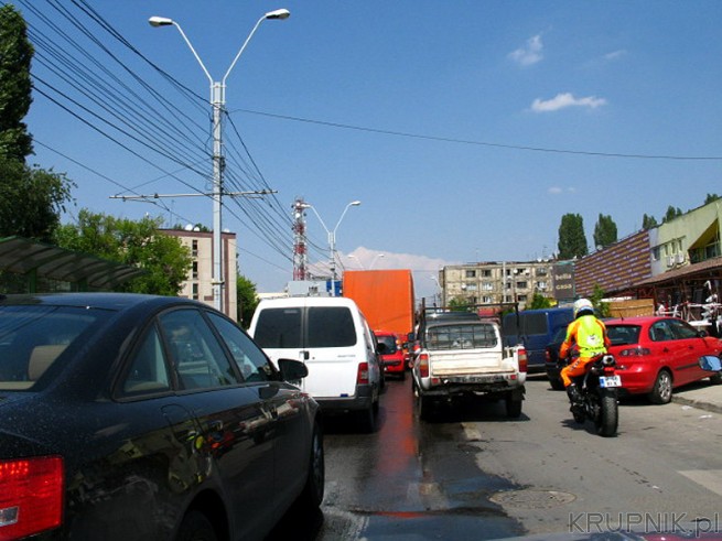 Przejazd przez Bukareszt na obrzeżach. Auta pchały się niemiłosiernie ale też ...