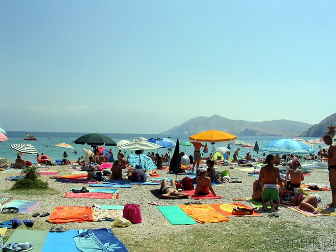 Piaszczysta plaża w Baska. Można się rozłożyć z własnym parasolem i kocem ...