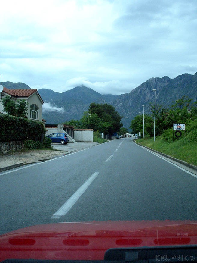 To czarnogórska droga z Kotora do Herceg Novi. Marzyłem o 28'C, bezchmurnym ...