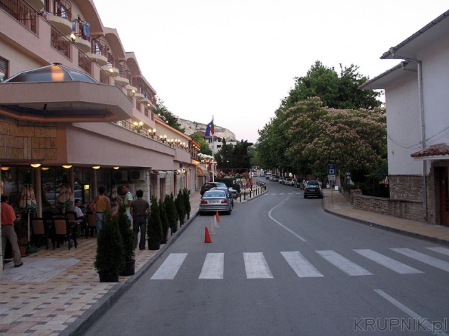 Główna ulica w Balczik. Z prawej strony znajduje się morze. Hotel z restauracją ...