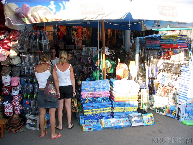 Na jarmarku można kupić buty do pływania (warto mieć w Chorwacji). Czy potrzebne ...