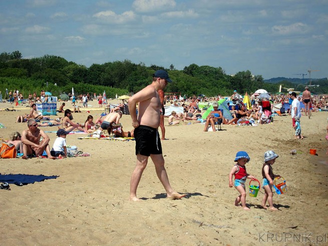 Tyle osób jest na plaży w czerwcu ( 7 czerwca 2011). Ponieważ pogoda jest dobra, ...