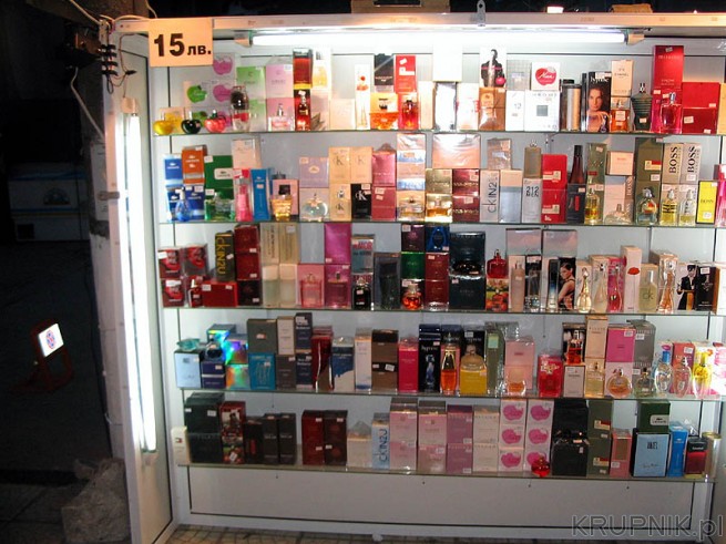 Podróbki perfum są wszędzie. Cen różne - czasami 40LV a czasami 15LV.