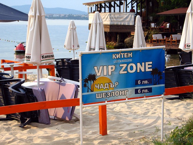 Parasole i leżaki na plaży w Bułgarii są opcjonalne. Są plaże gdzie są wyłącznie ...