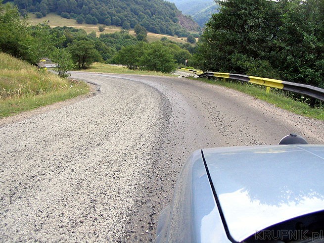 Jadąc przez Rumunię w górach - drogi niekiedy bywają posypywane kamieniami. ...