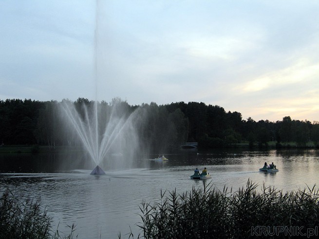 Jezioro w Druskiennikach (Jezioro Druskonie) z fontanną. Można pływać tutaj ...