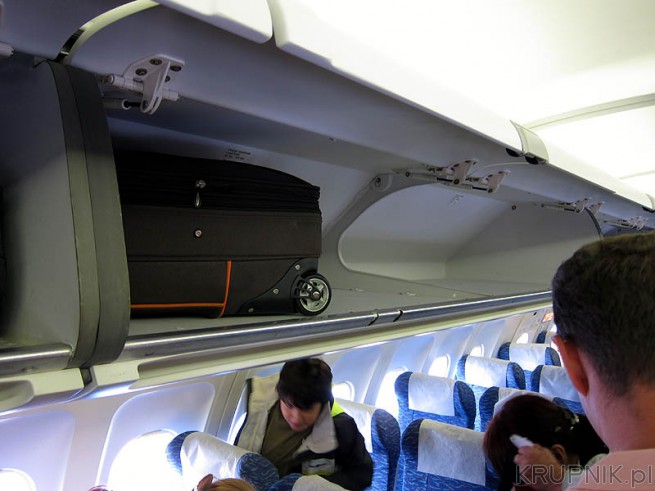 Bagaż podręczny w Airbus A320 mieści się naprawdę duży. Niektórzy mieli bagaż ...