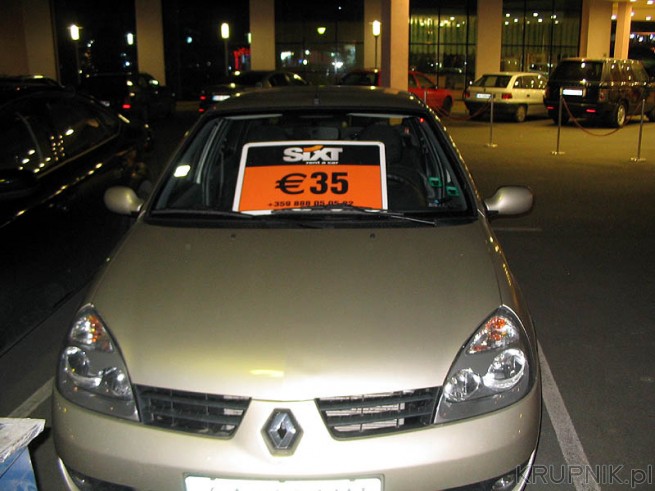Wypożyczalnie samochodów są popularne. Cena za Renault Clio za dobę to 35 eur ...
