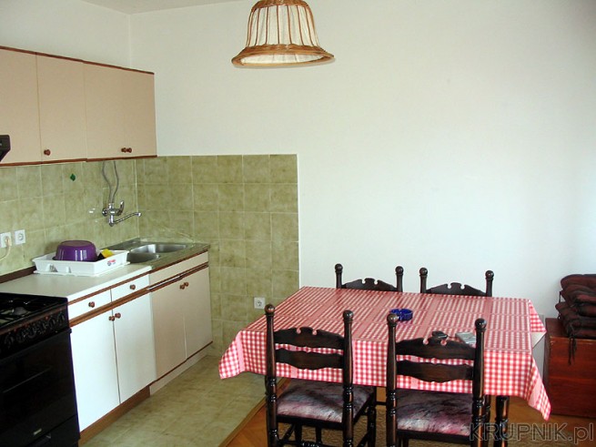Apartament w Novi Vinodolski w 2008r. sypialnia + kuchnia z jadalnią + dodatkowe ...