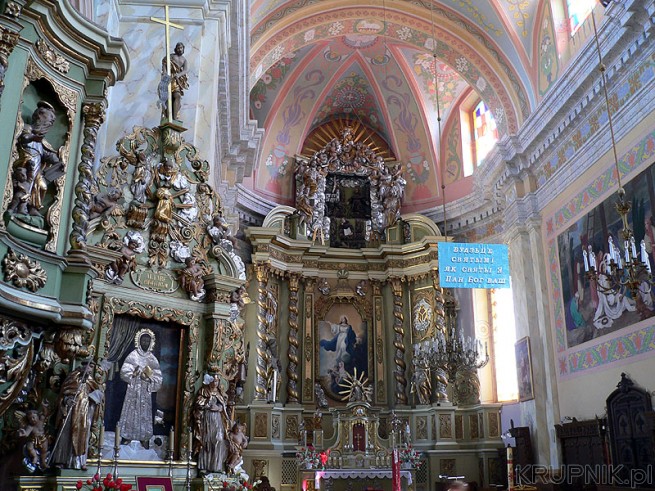 Prezbiterium i ołtarz główny katedry. Drewniany złocony ołtarz z XVIII wieku