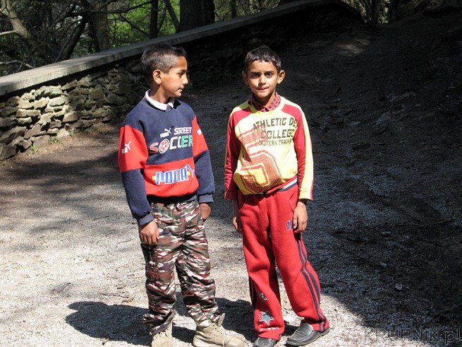 Na ścieżce w Słowackim Raju - dzieci Romskie (Cyganie) proszą o czekolady, cukierki ...