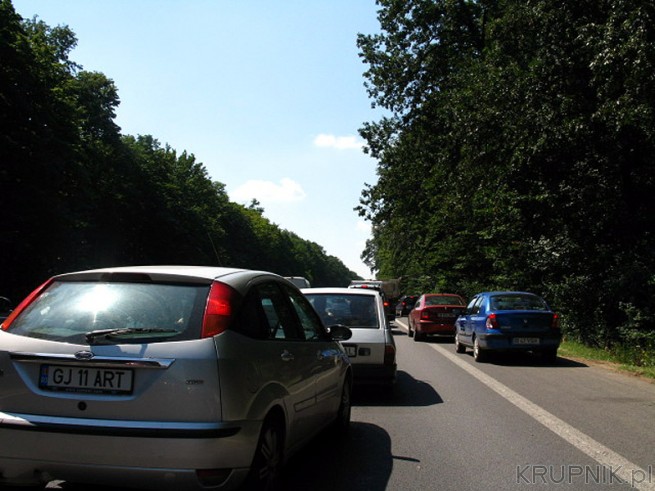 Autostrada Bukareszt - Pitesti (czyt Pitesztu). Na autostradzie powstał korek a ...