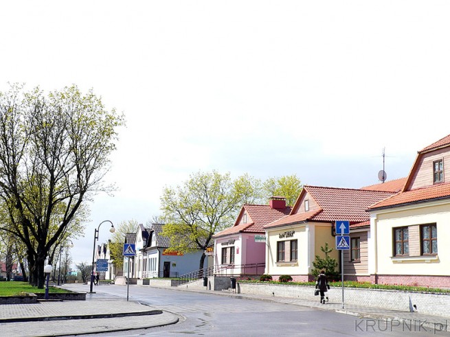 Mir, panorama i uliczka starego miasteczka w województwie nowogródzkim
