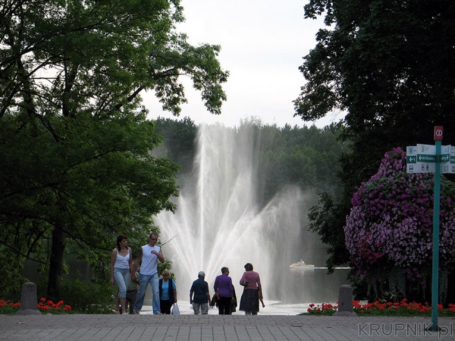 Około 1km od Parku wodnego jest jeziorko z fontanną