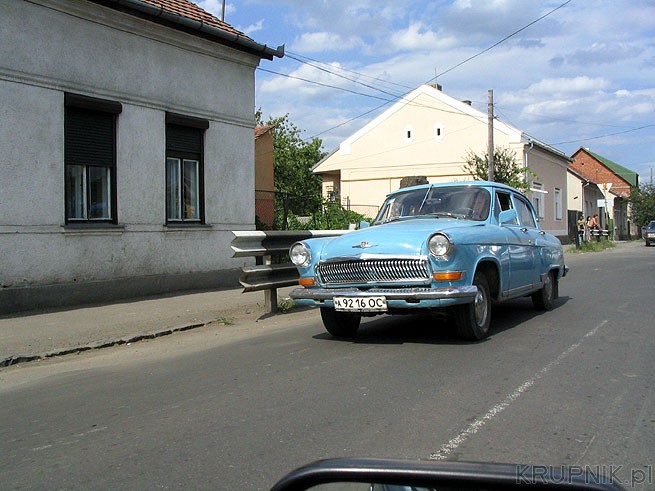 Wołga - oldschoolowy pojazd na ulicy UA