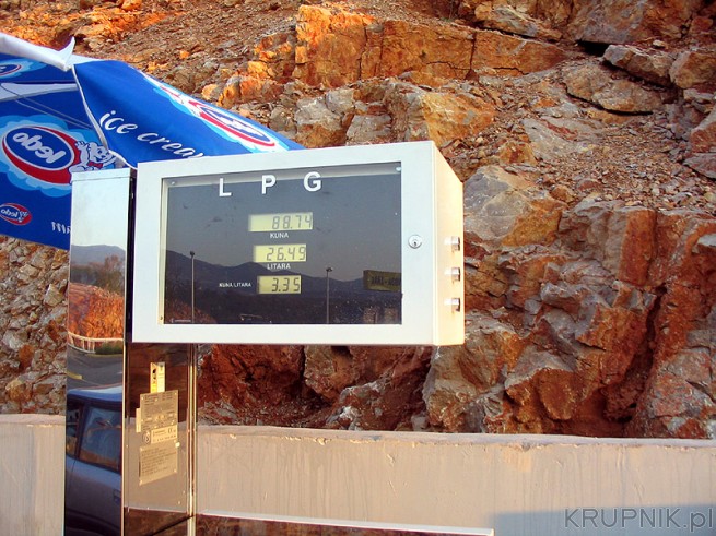 Na wyspie Krk jest stacja paliw z LPG - tuż za mostem