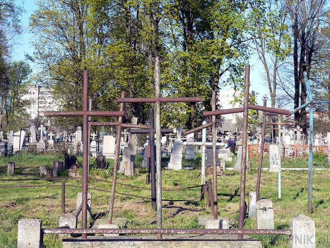 Zdewastowany cmentarz katolicki. Znajdują się liczne nagrobki znanych na Polesiu ...