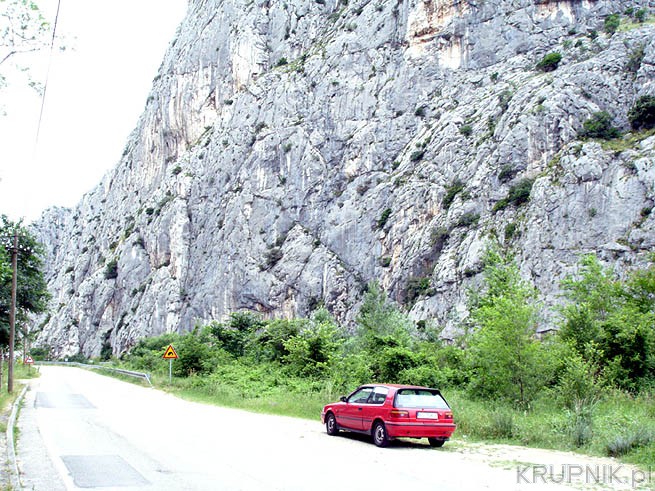 Wycieczka starym samochodem do Chorwacji. Toyota Corolla E9. Stacji benzynowych ...