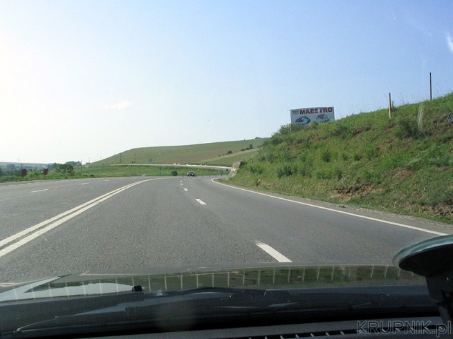Droga w Rumunii w kierunku Cluj. Drogi w Rumunii są dobre, jedzie się niestety ...