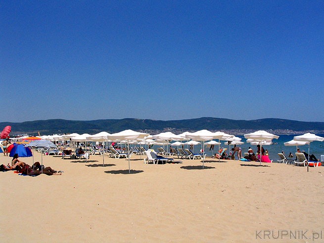 Plaża w Słonecznym Brzegu jest piaszczysta i wygodnie się chodzi po tym piasku. ...