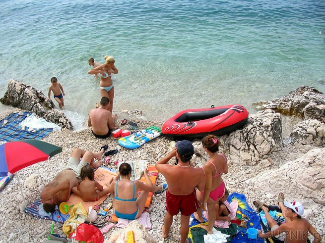 Plaża w Novi Vinodolski jest kamienista. Warto też mieć buty do pływania