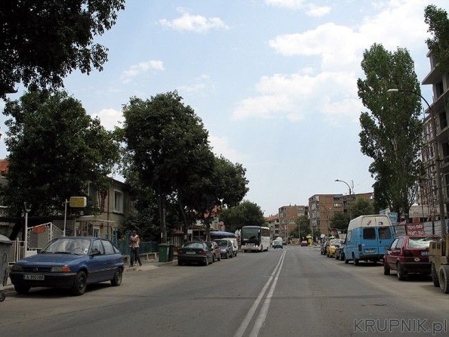 Główna ulica w Pomorie. Z prawej widać trwające budowy