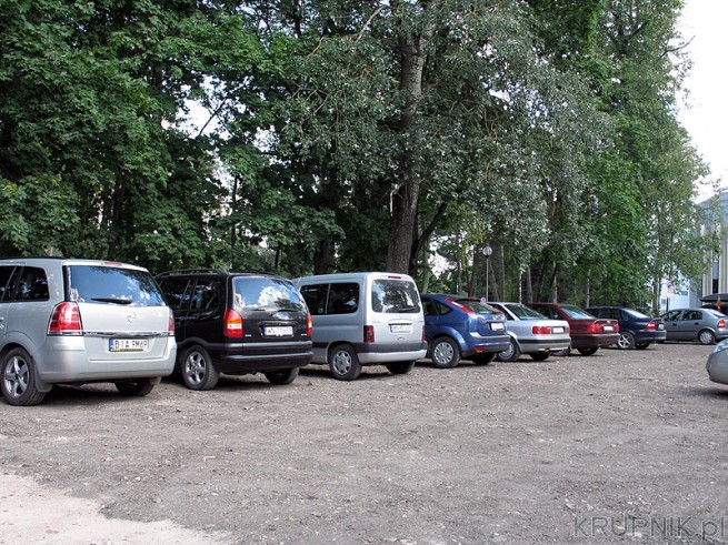 Parking pod hotelem Dainava w Druskiennikach. 90% aut stanowią polskie rejestracje.