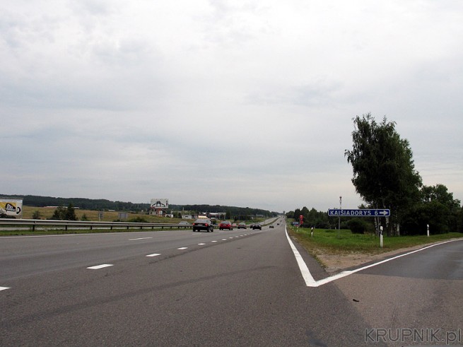 Autostrada Kowno - Wilno i drogowskaz do miasta Kasiadorys (Koszedary)